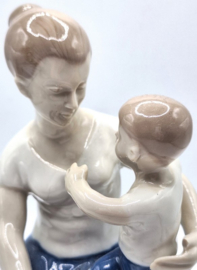 Duits beeldje van moeder en zoon