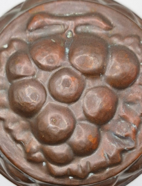Koperen bakvorm met druiventros