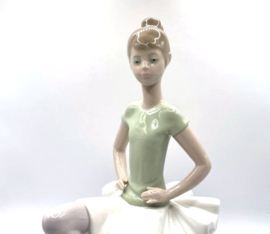 Lladro Laura sitting green ballerina #1360