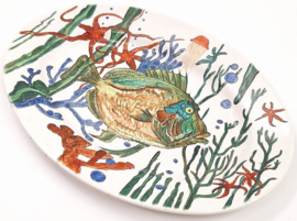 Schaal met vis in majolica stijl