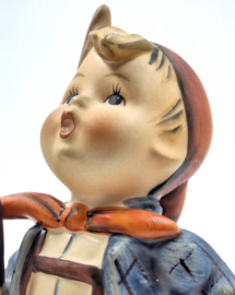 Hummel beeld 'Little hiker' (groot)