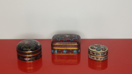 Drie cloisonné pillendoosjes 