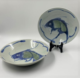 Twee porseleinen schalen met koi