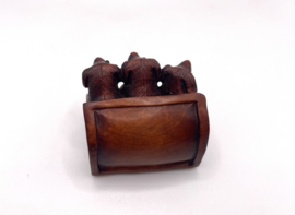 Netsuke van 3 honden in een mandje