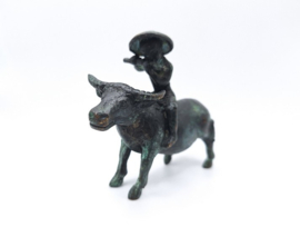 Bronzen waterbuffel met muzikant