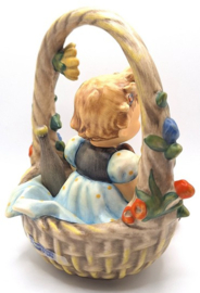 Hummel beeldje 'Der Geschenkkorb / A basket of gifts'