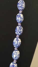 Lange ketting met porseleinen kralen 