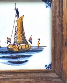 Tegeltje met zeilschip in houten lijst