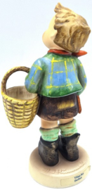 Dubbel A25127 - Controleren - Hummel beeldje 'Dorfbub / Village boy'
