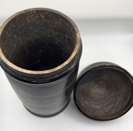Hoge houten voorraadpot met deksel