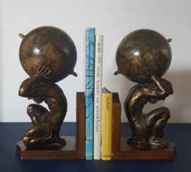 Boekensteunen - Atlas met wereldbol op schouders