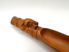 Netsuke theeschep met tijger