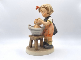 Hummel beeldje 'Puppenbad / Doll bath'