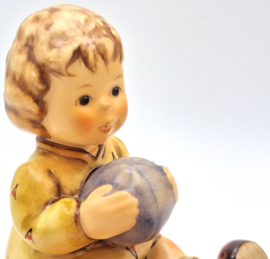 Hummel beeldje 'Ich spiel gern Ball / At play'