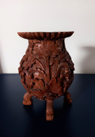 Uit hout gestoken oosterse siervaas