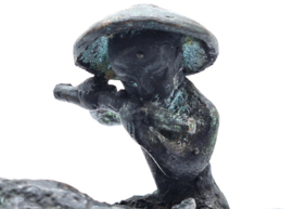 Bronzen waterbuffel met muzikant