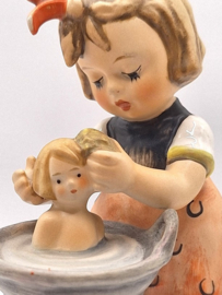 Hummel beeldje 'Puppenbad / Doll bath'