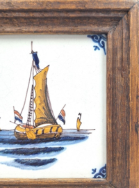 Tegeltje met zeilschip in houten lijst