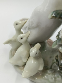 Lladro beeld van moeder eend en haar kroost