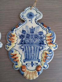 2 aardewerken hangers met bloemenmand