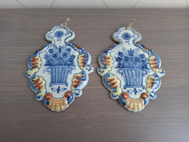 2 aardewerken hangers met bloemenmand