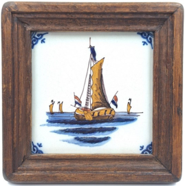 Tegeltje met zeilschip in houten lijst