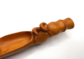 Netsuke theeschep met slang