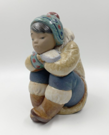 Lladro peizende Inuit jongen #2159