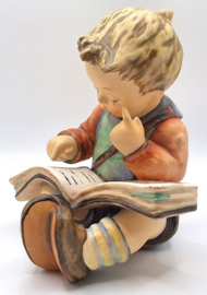 Hummel beeldje 'Der gelehrte / Thoughtful'
