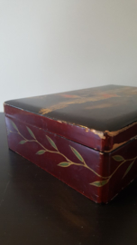 Oosterse zwart en donkerbruine lakdoos