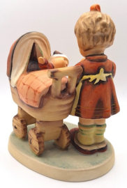 Hummel beeldje 'Doll mother'