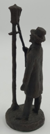 Bronzen beeld van een lantaarnopsteker