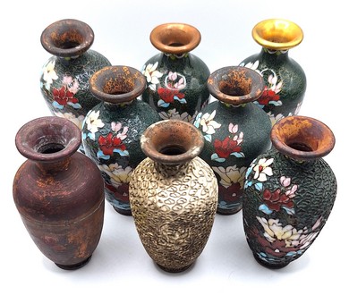 Cloisonné techniek in verschillende stadia