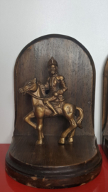 Houten boekensteunen met messing ridders