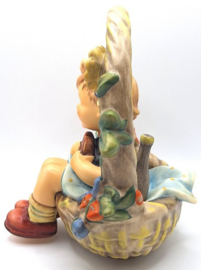 Hummel beeldje 'Der Geschenkkorb / A basket of gifts'