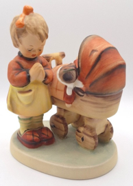 Hummel beeldje 'Doll mother'