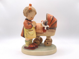 Hummel beeldje 'Doll mother'