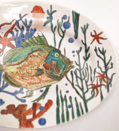 Schaal met vis in majolica stijl