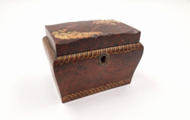 Houten theekistje met florale decoratie