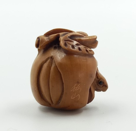 Kleine netsuke van muis in noot
