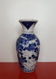 Gelobd vaasje met florale en randdecoratie 