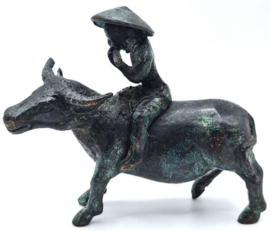 Bronzen waterbuffel met muzikant