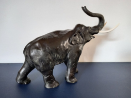 Grote gebronsde olifant