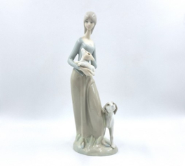 Casades beeld vrouw met twee honden