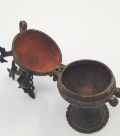 Zwart metalen dekselbakje