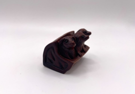 Netsuke van 3 honden in een mandje
