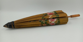 Papieren parasol met handgeschilderde bloemen