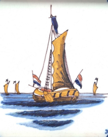 Tegeltje met zeilschip in houten lijst