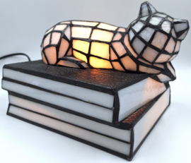 Tiffany stijl tafellamp 'Cat on Books'