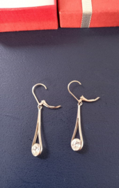 Druppelvormige oorhangers met diamantje